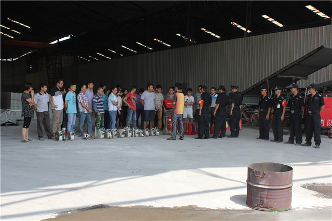 應(yīng)急消防演練，保車間安全生產(chǎn)