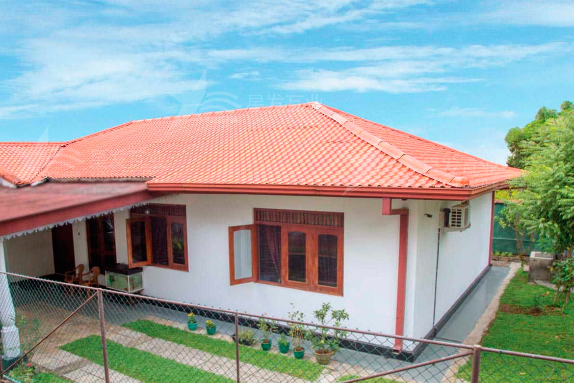 合成樹脂瓦和彩鋼瓦價(jià)格哪個(gè)更便宜，性價(jià)比誰更高一些？