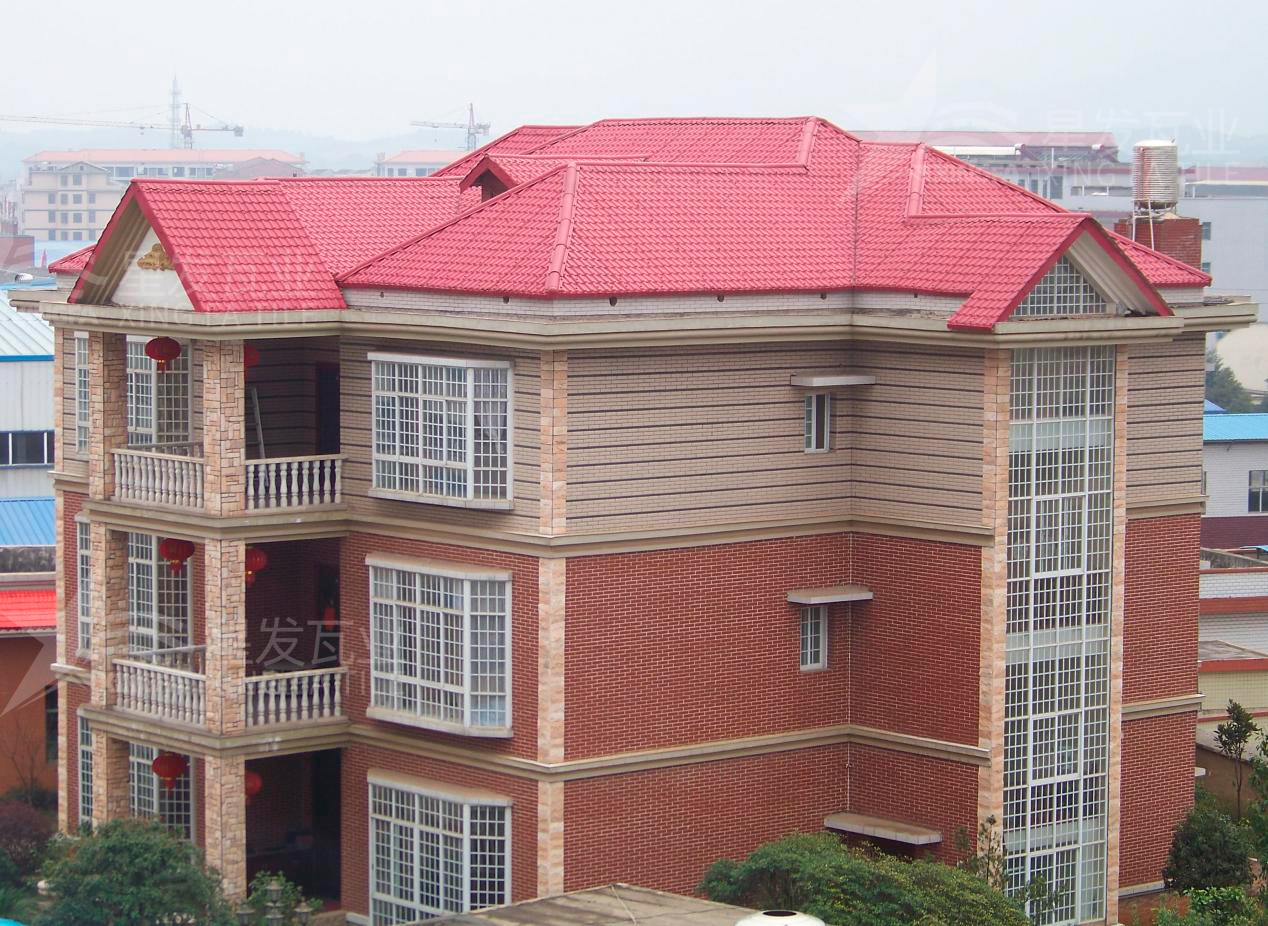 合成樹脂瓦綠色環(huán)保、節(jié)能減排，不會(huì)揮發(fā)出有毒的氣味！