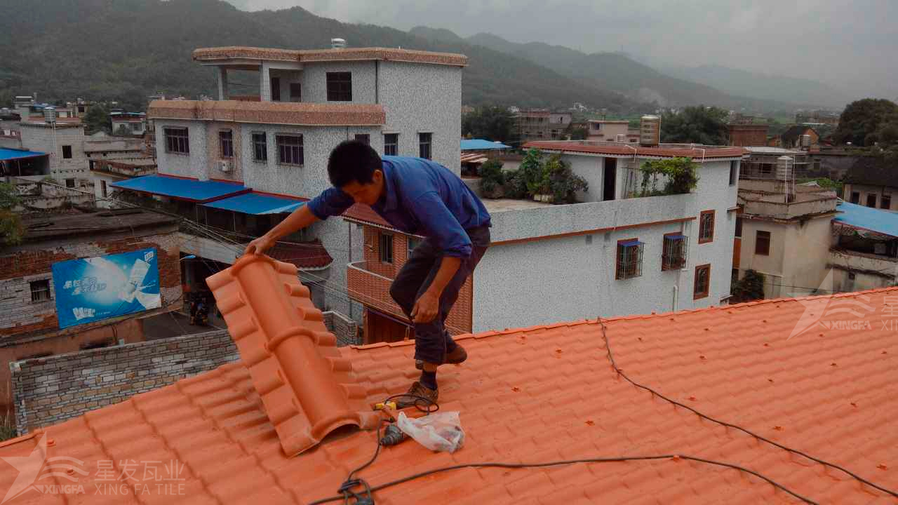 合成樹脂瓦與鐵皮瓦在性能和優(yōu)點(diǎn)上的區(qū)別和差異？